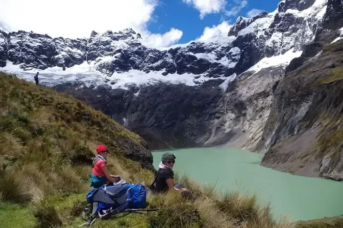 Touristen in Gruppen oder einzeln auf den Galapagosinseln